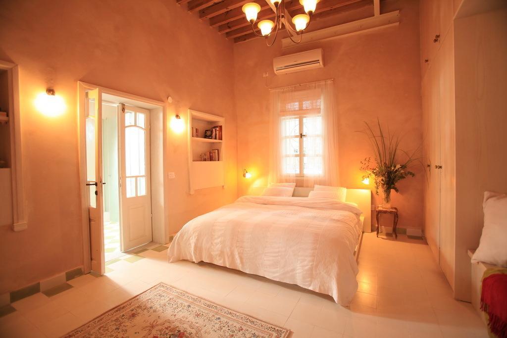 Four Hearts - Acre'S Sea Side Suite Kültér fotó
