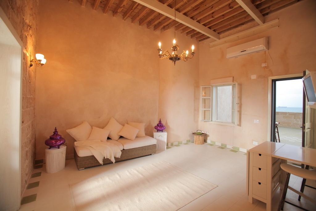 Four Hearts - Acre'S Sea Side Suite Kültér fotó